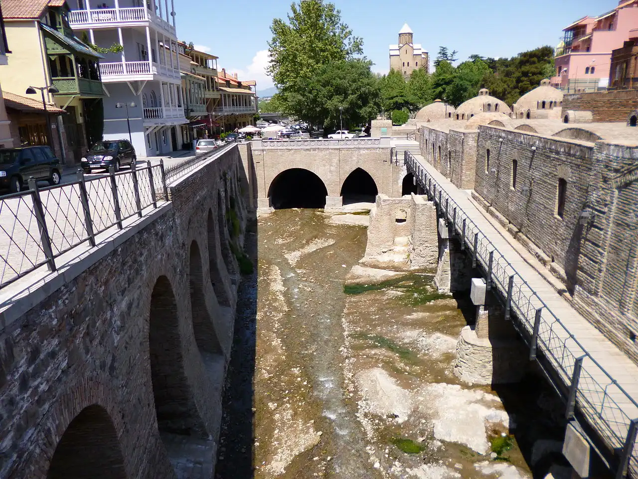 Панорама квартала бань над ущельем и церковь Метехи вдали