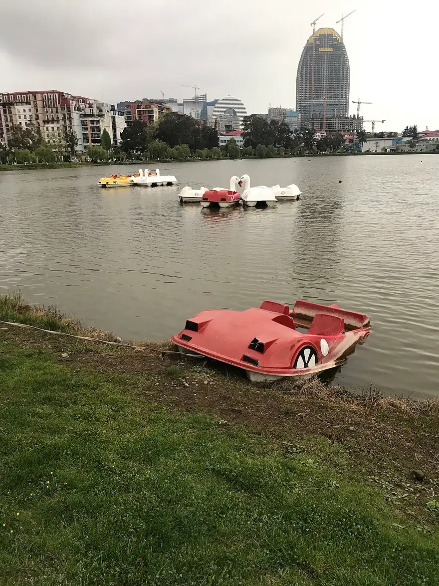 Lake Nurigeli in 6 May Park next to the aquarium