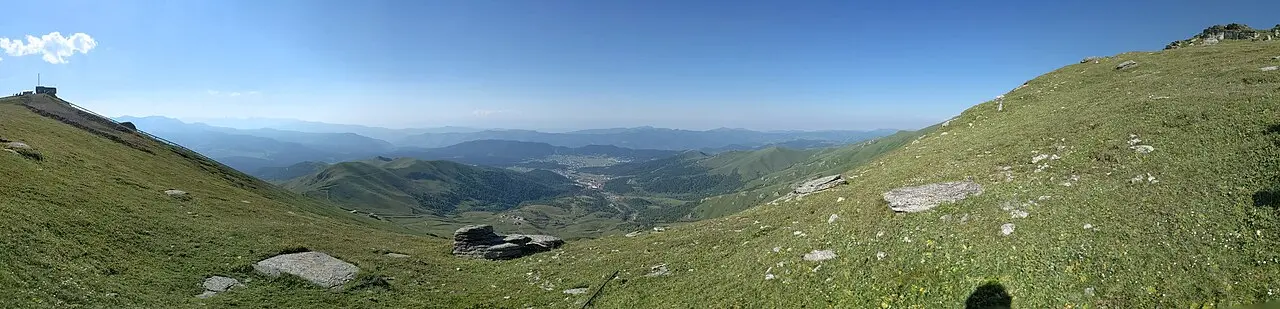 Летняя панорама долины Бакуриани с альпийских лугов