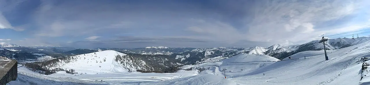 Зимняя панорама заснеженных гор с горы Кохта над Бакуриани