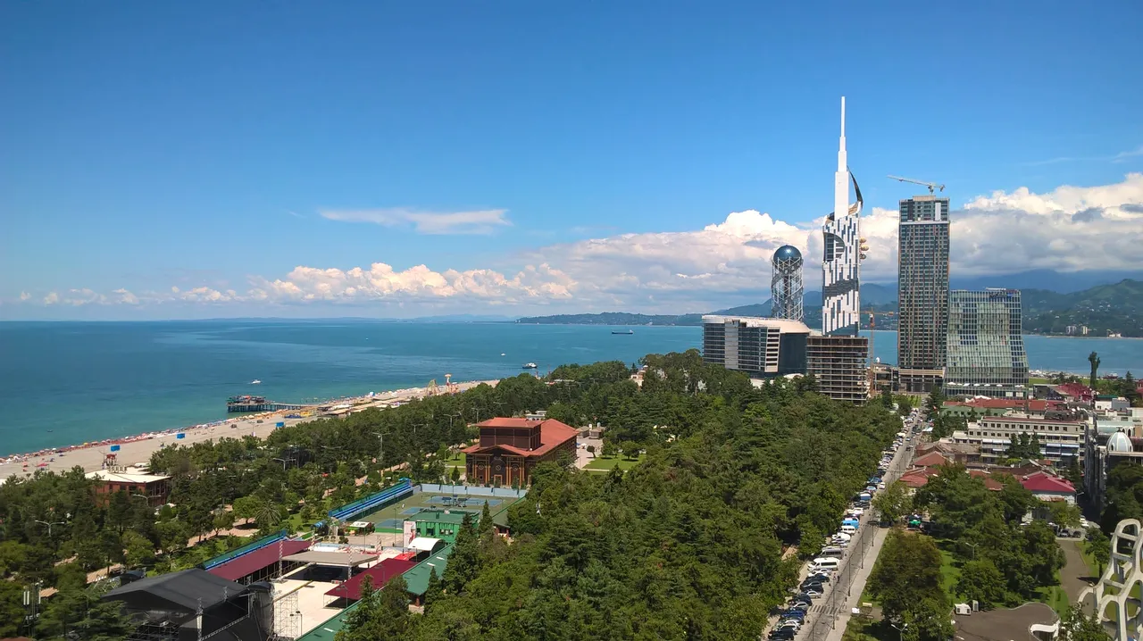 Набережная Батуми: небоскрёбы и Чёрное море