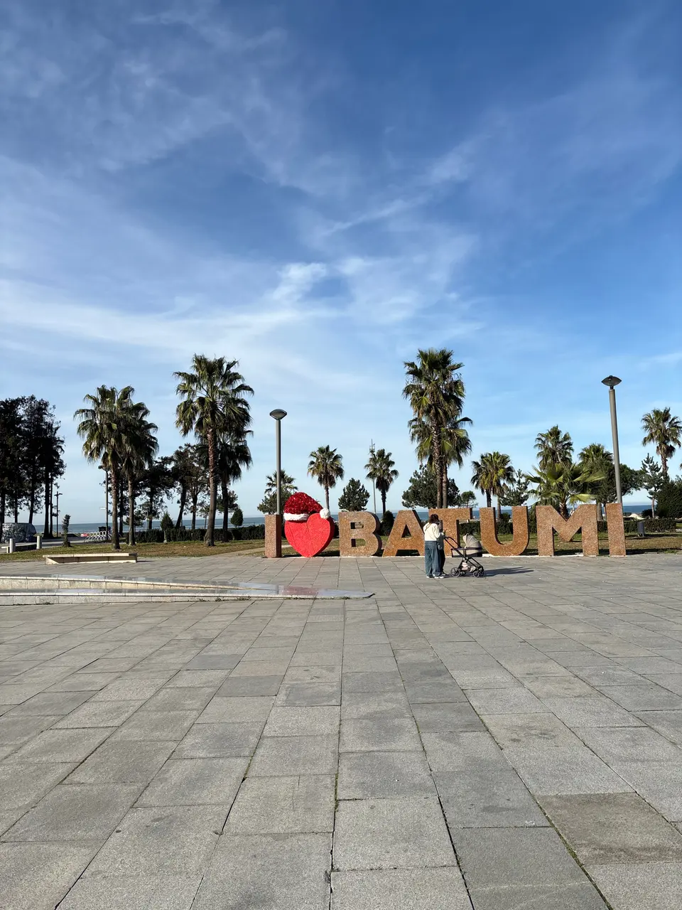 Инсталляция «I ♥ BATUMI» с пальмами на набережной
