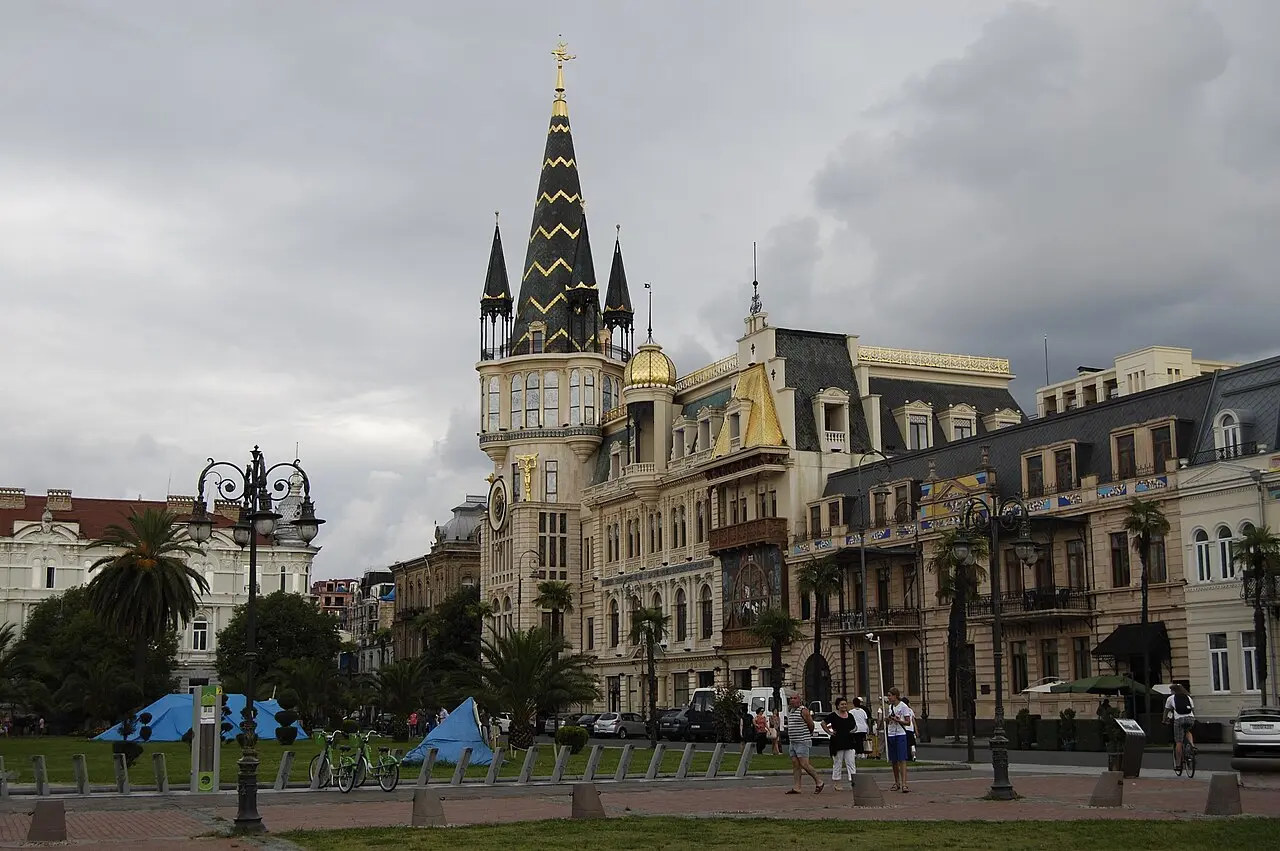 Нарядные эклектичные здания на площади Европы в Батуми