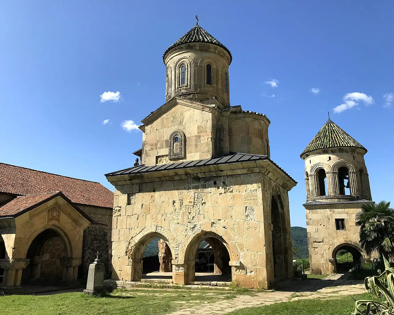 Здание академии, церковь Святого Николая и колокольня Гелати