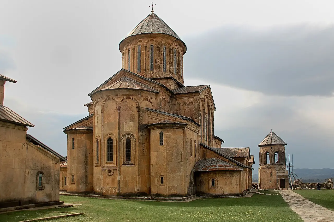 Монастырский комплекс Гелати на холме