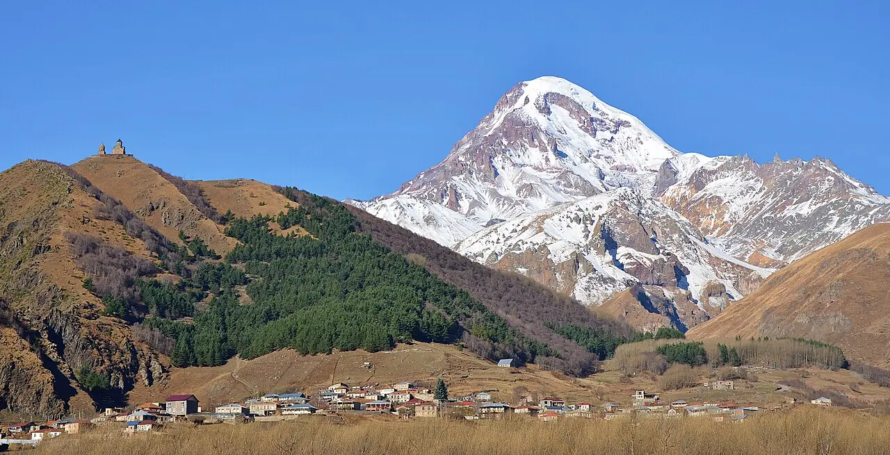 Панорама Казбека и Гергетской церкви