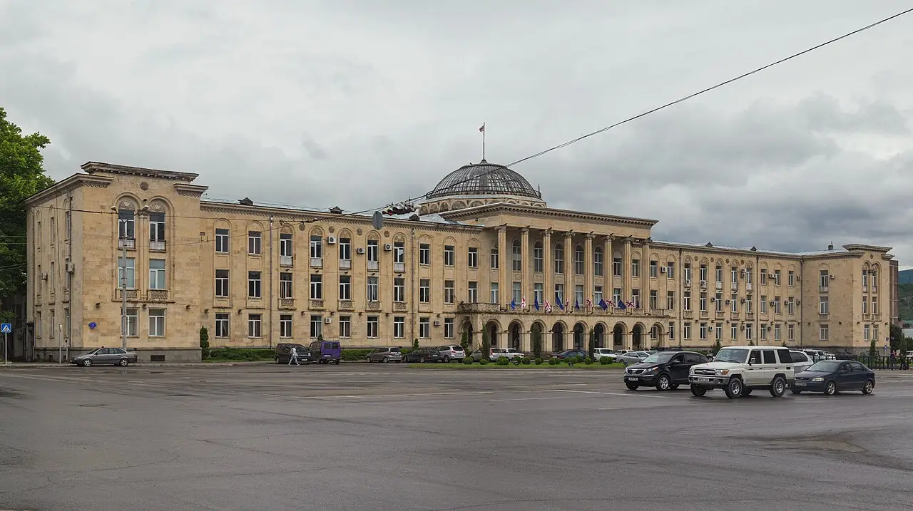 Здание мэрии на центральной площади Гори