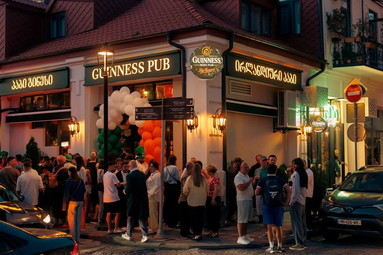 Ирландский паб Guinness by Sinori в старом городе Батуми вечером