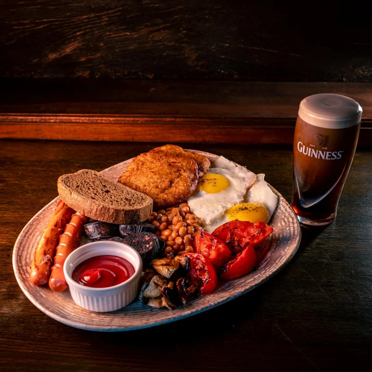 Ирландский завтрак с пинтой Guinness в пабе Guinness by Sinori, Батуми