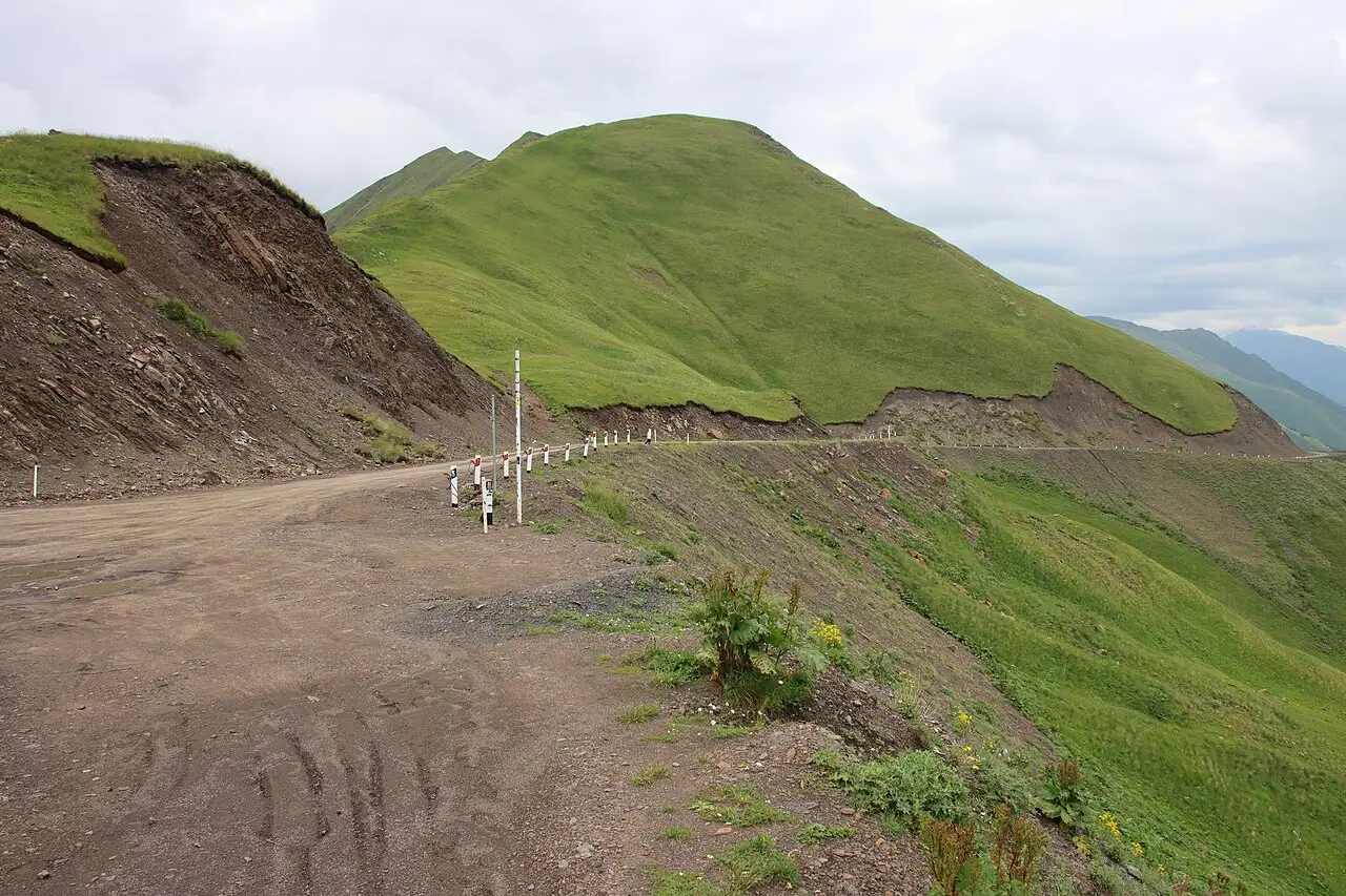 A dirt road and mountain slopes near the Datvisjvari Pass