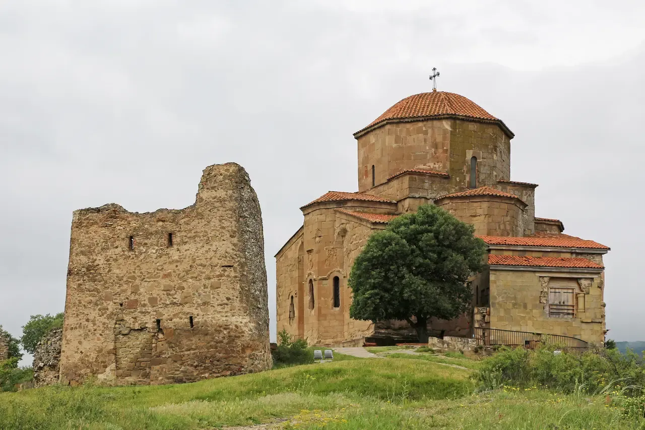 Джвари на вершине над Мцхетой