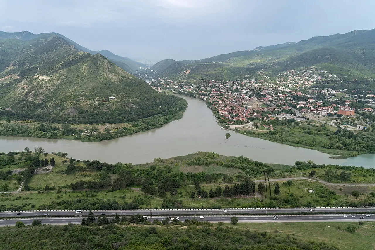 Вид с горы Джвари на Мцхету и слияние Куры и Арагви