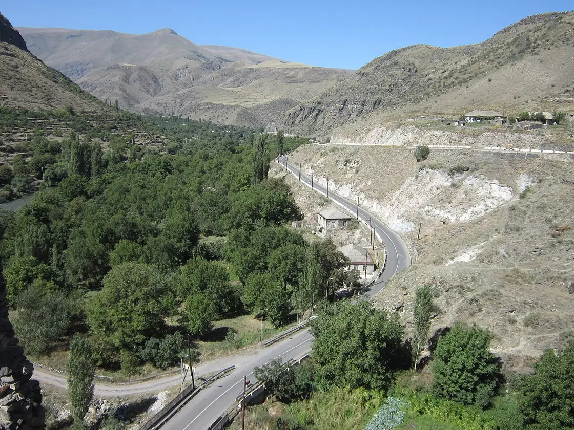Долина реки и дорога у крепости Хертвиси среди гор