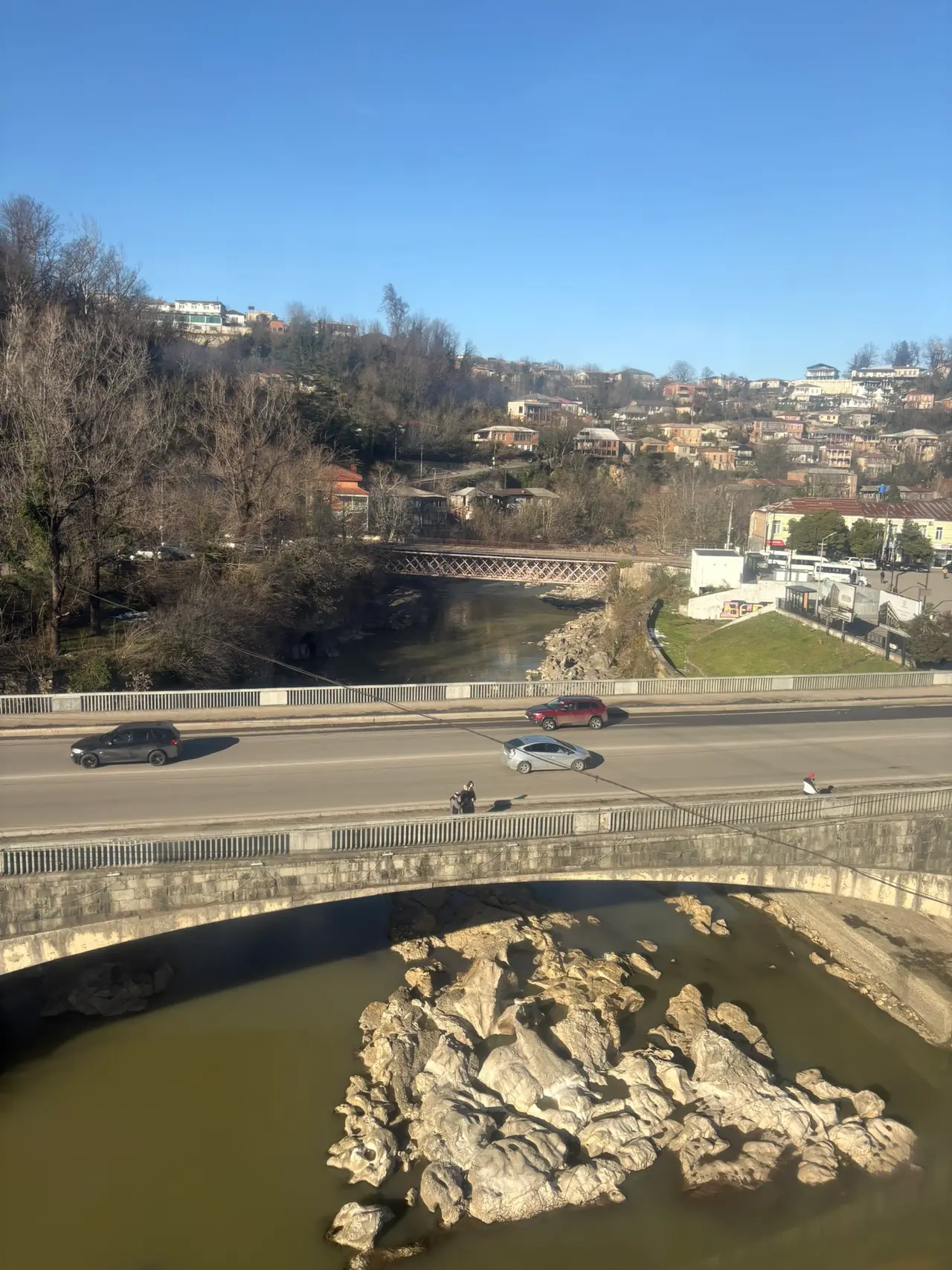 Мост через Риони и скалы в русле реки в Кутаиси