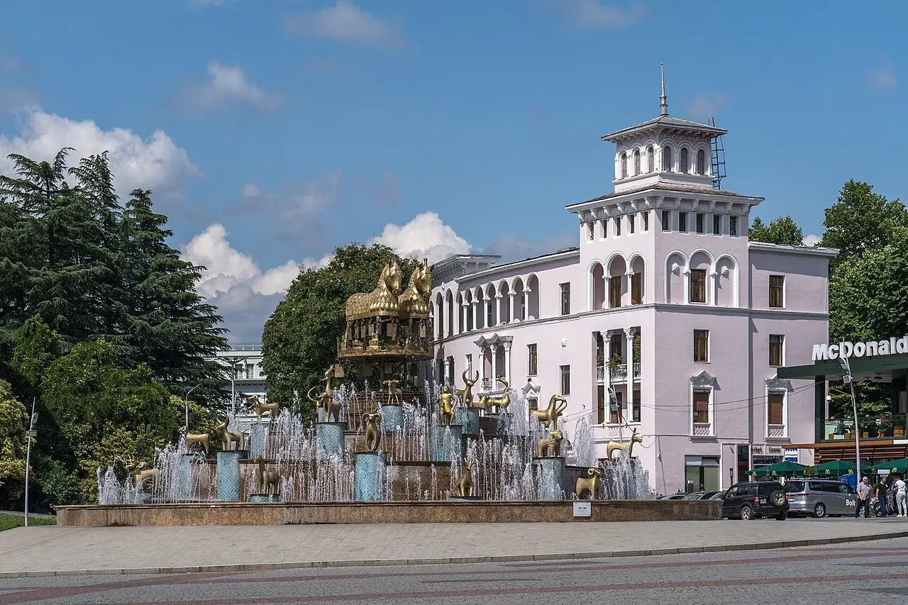 Центральная площадь Кутаиси с фонтаном и старинным зданием