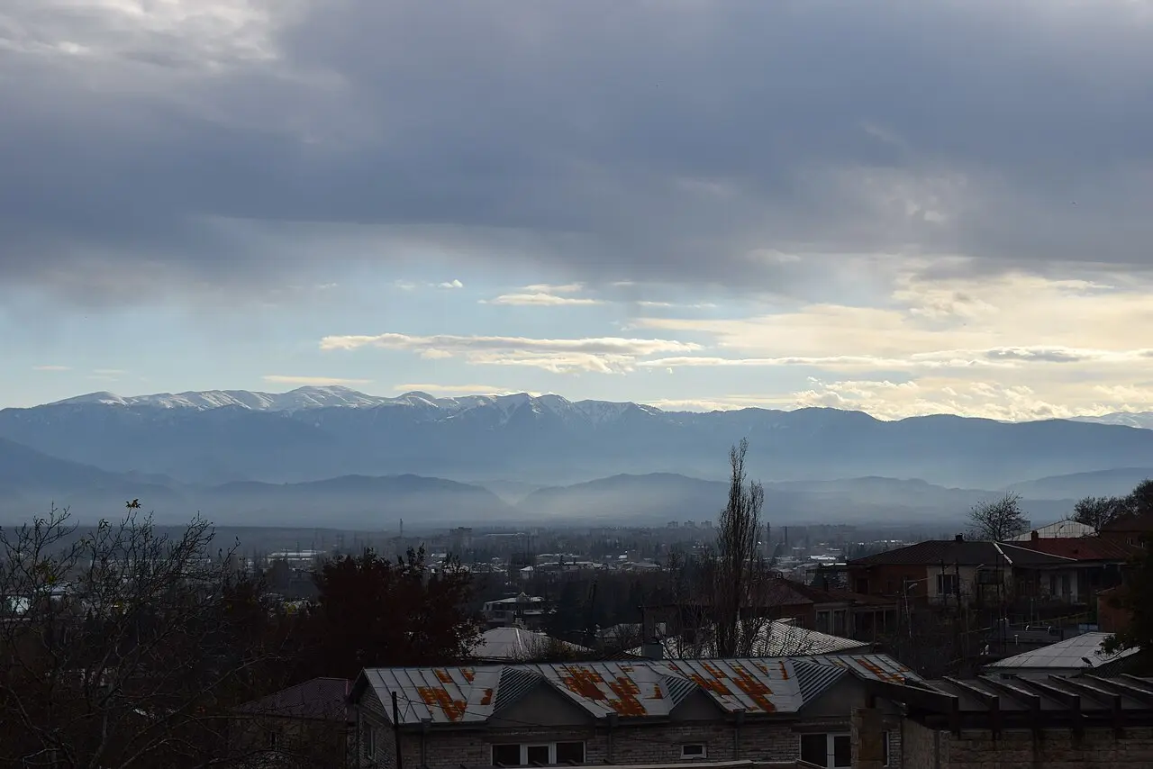 Снежные вершины Кавказа над крышами Кутаиси