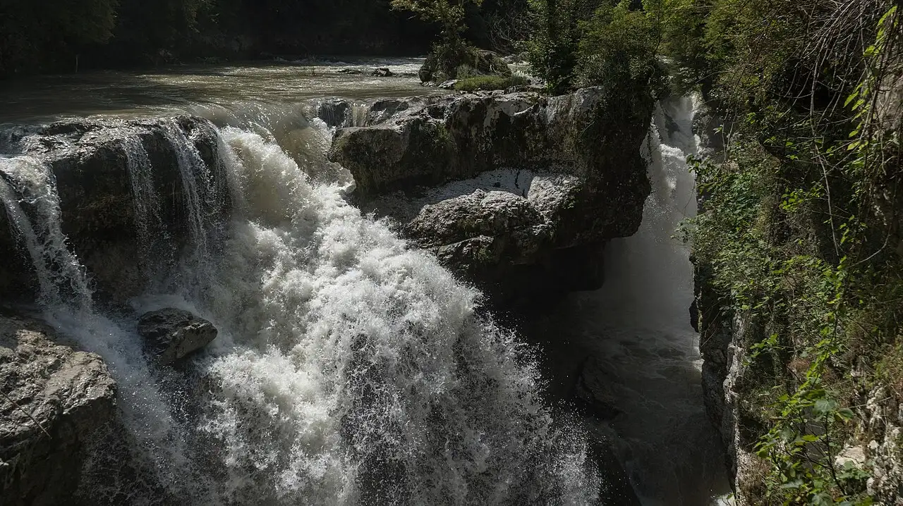 Водоспад на річці Абаша в Мартвільському каньйоні