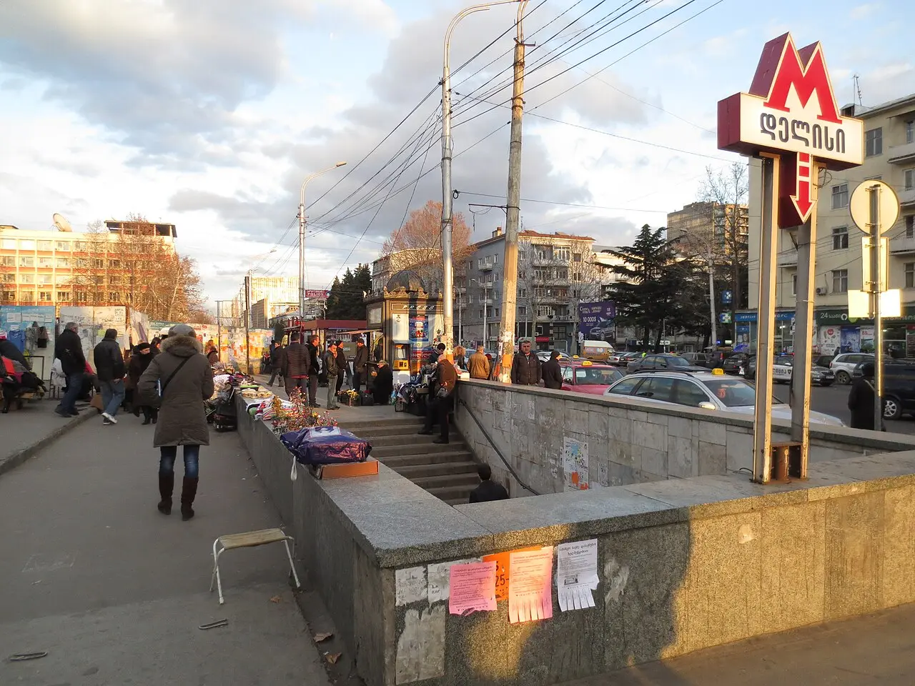 Entrance to the Tbilisi metro with a red letter M and a Georgian sign