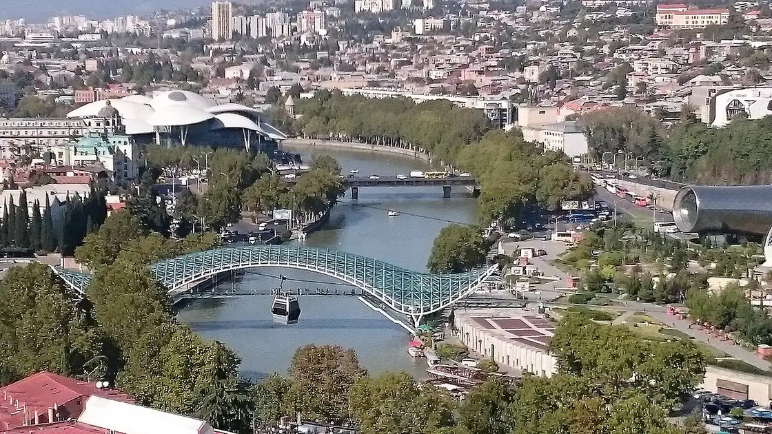 Мост Мира и кабинка канатной дороги к Нарикале над Курой
