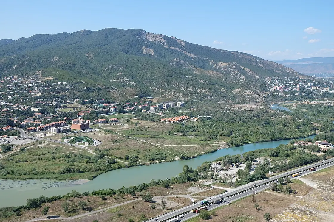 Мцхета в долине у реки Куры, вид с высоты
