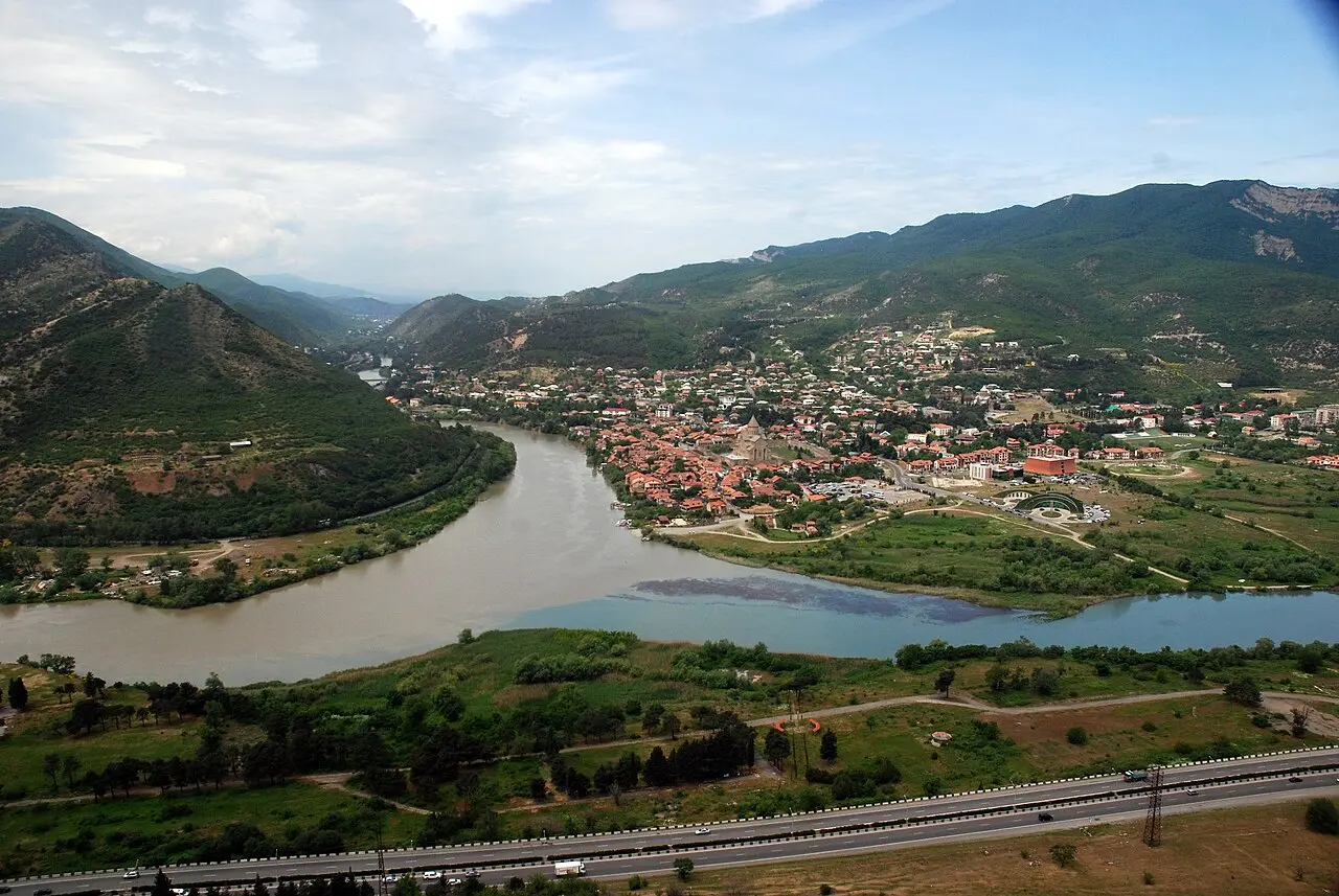 Мцхета у слияния Куры и Арагви, вид сверху