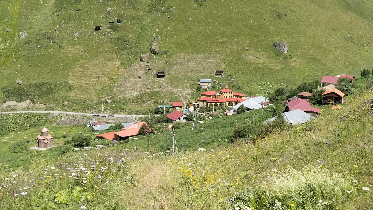 Trail from Juta towards the Chaukhi pass through green mountains
