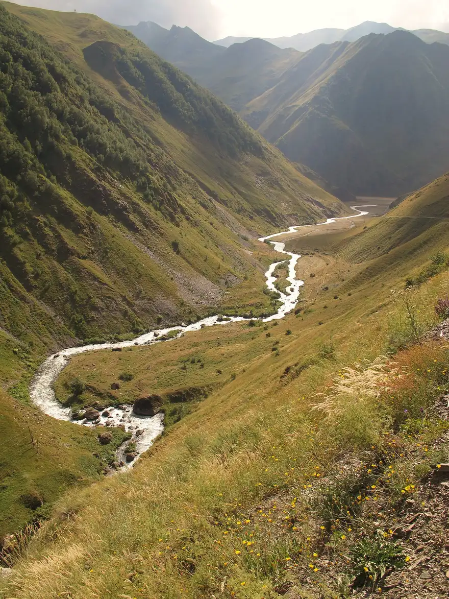 The green Juta valley ringed by mountains