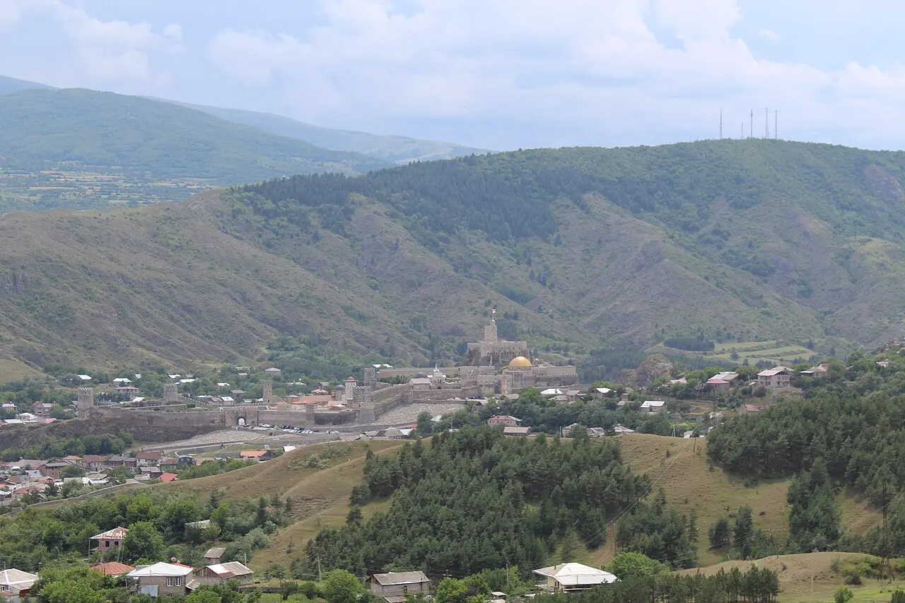 Фортеця Рабаті та місто Ахалцихе серед зелених пагорбів