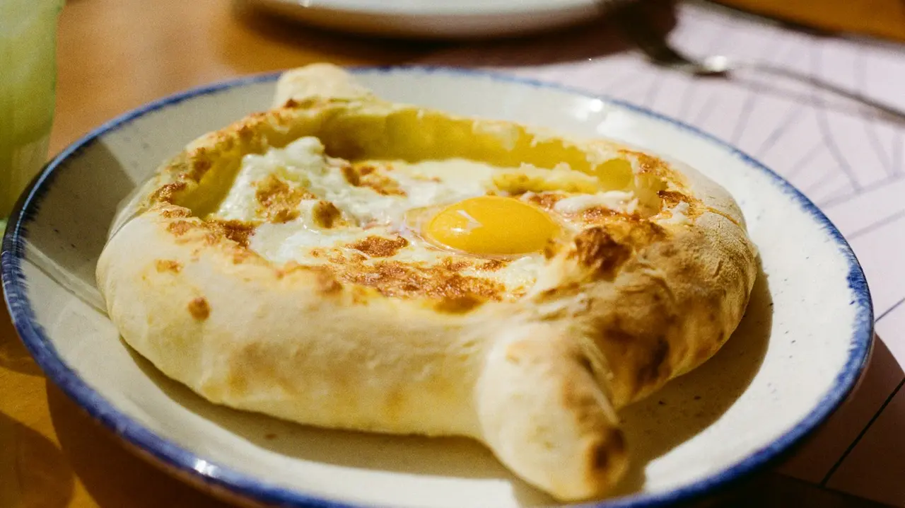Аджарский хачапури — лодочка с сыром и яйцом