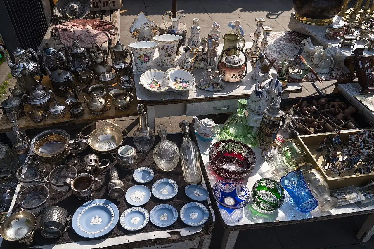 Stalls of old items at the Dry Bridge flea market