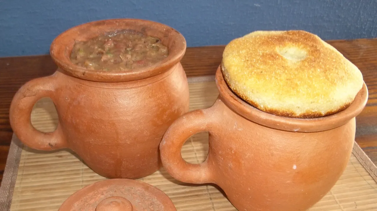 Lobio in clay pots — a Georgian bean dish