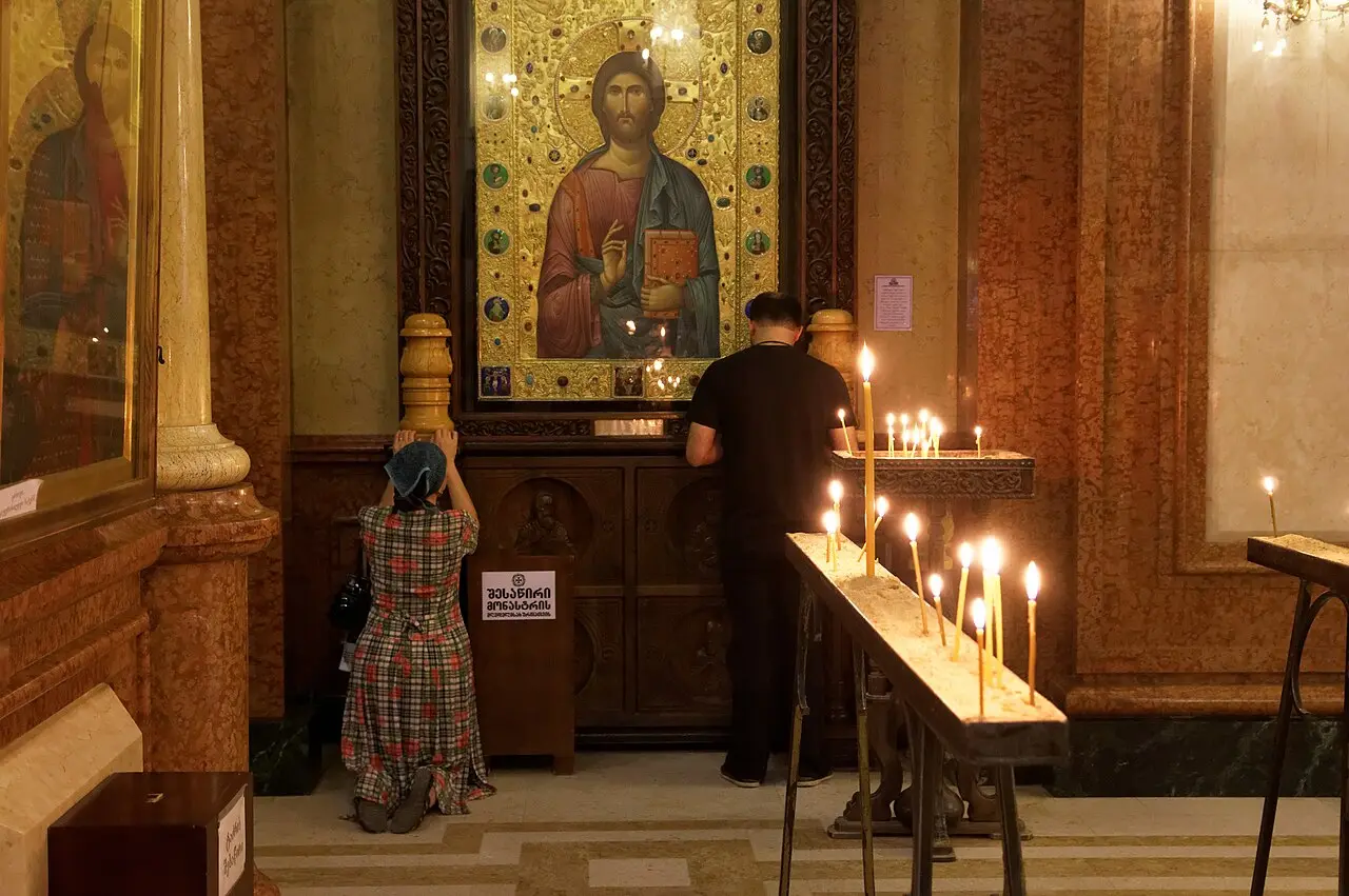 Позолоченная икона Христа в интерьере собора Самеба