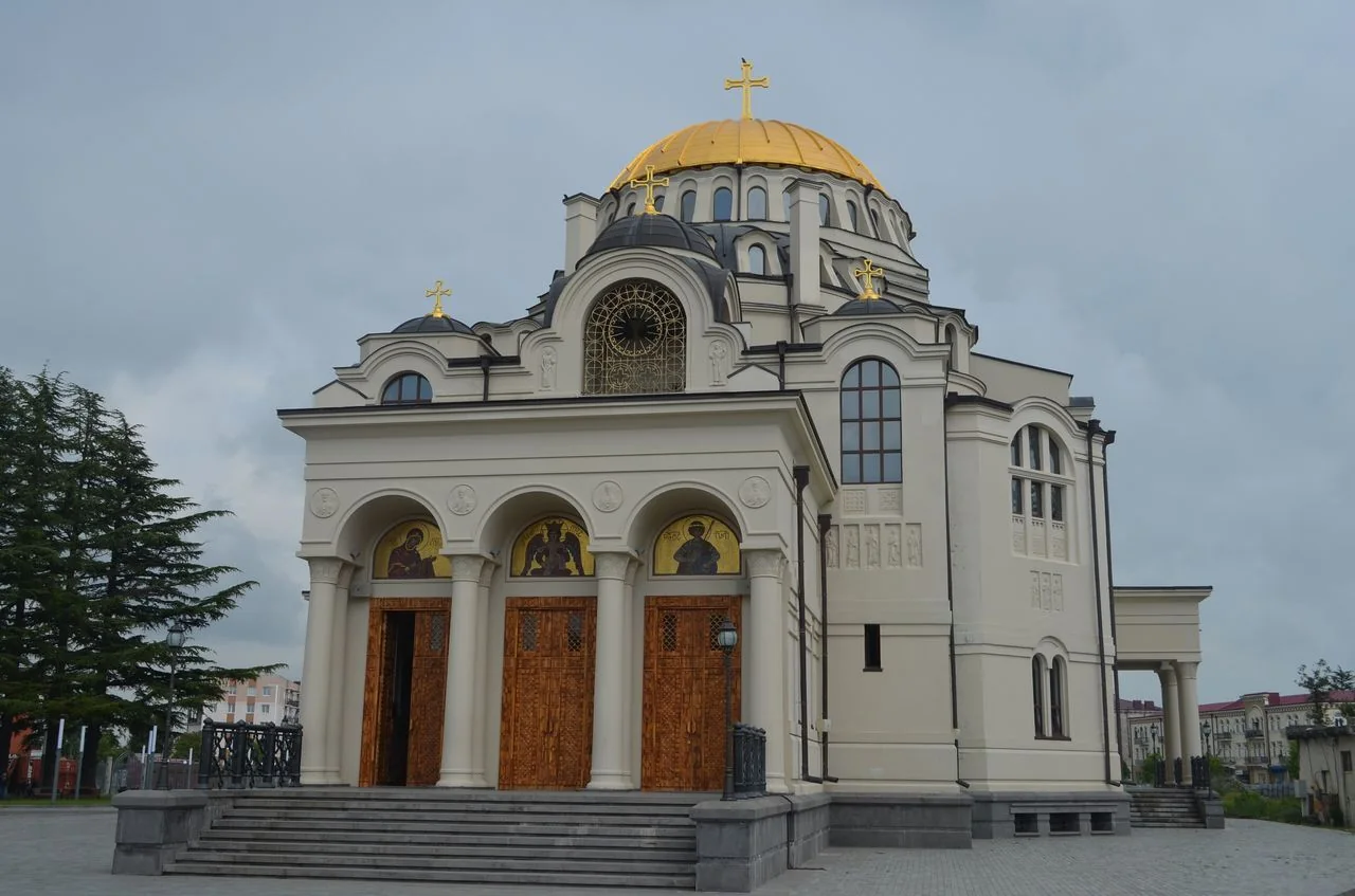 Собор в Поти с золотым куполом
