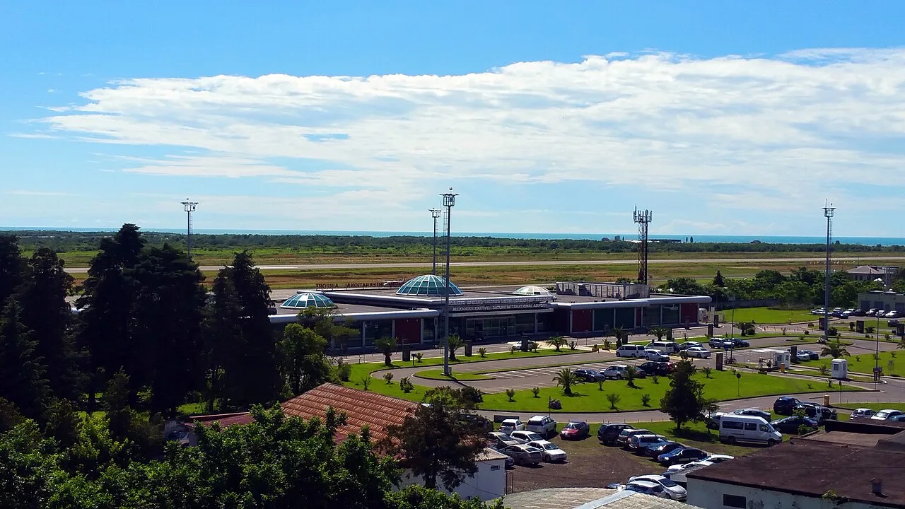 Здание терминала и перрон аэропорта Батуми