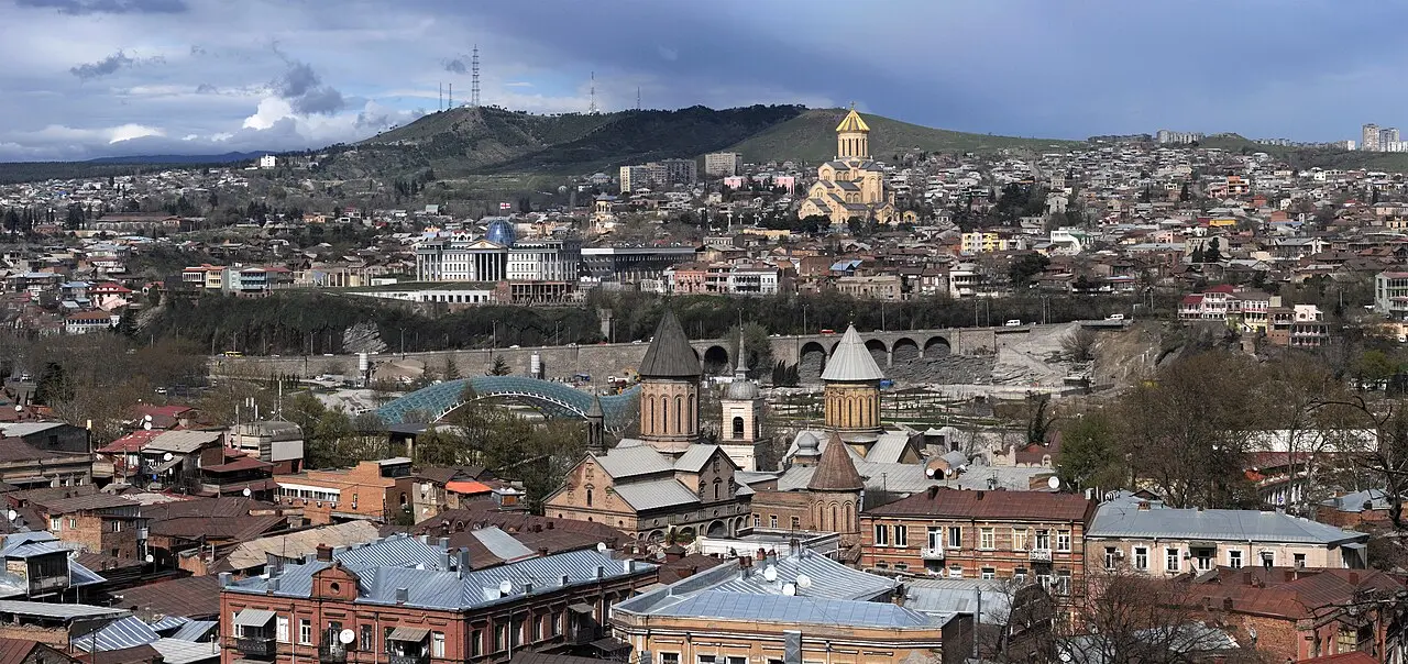 Панорама Тбилиси с куполом собора Самеба вдалеке