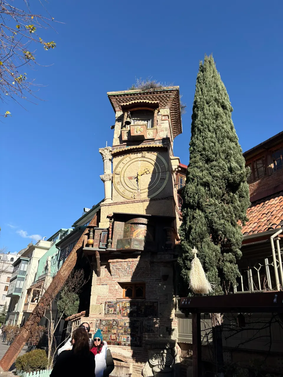Падающая часовая башня театра марионеток Резо Габриадзе