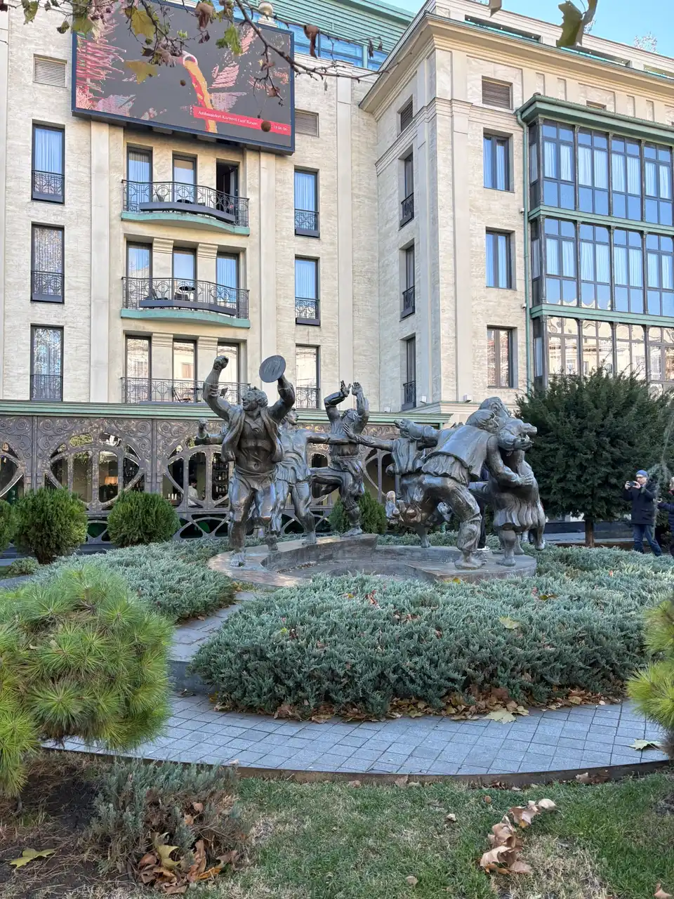 Бронзовая скульптура танцующих фигур в центре Тбилиси