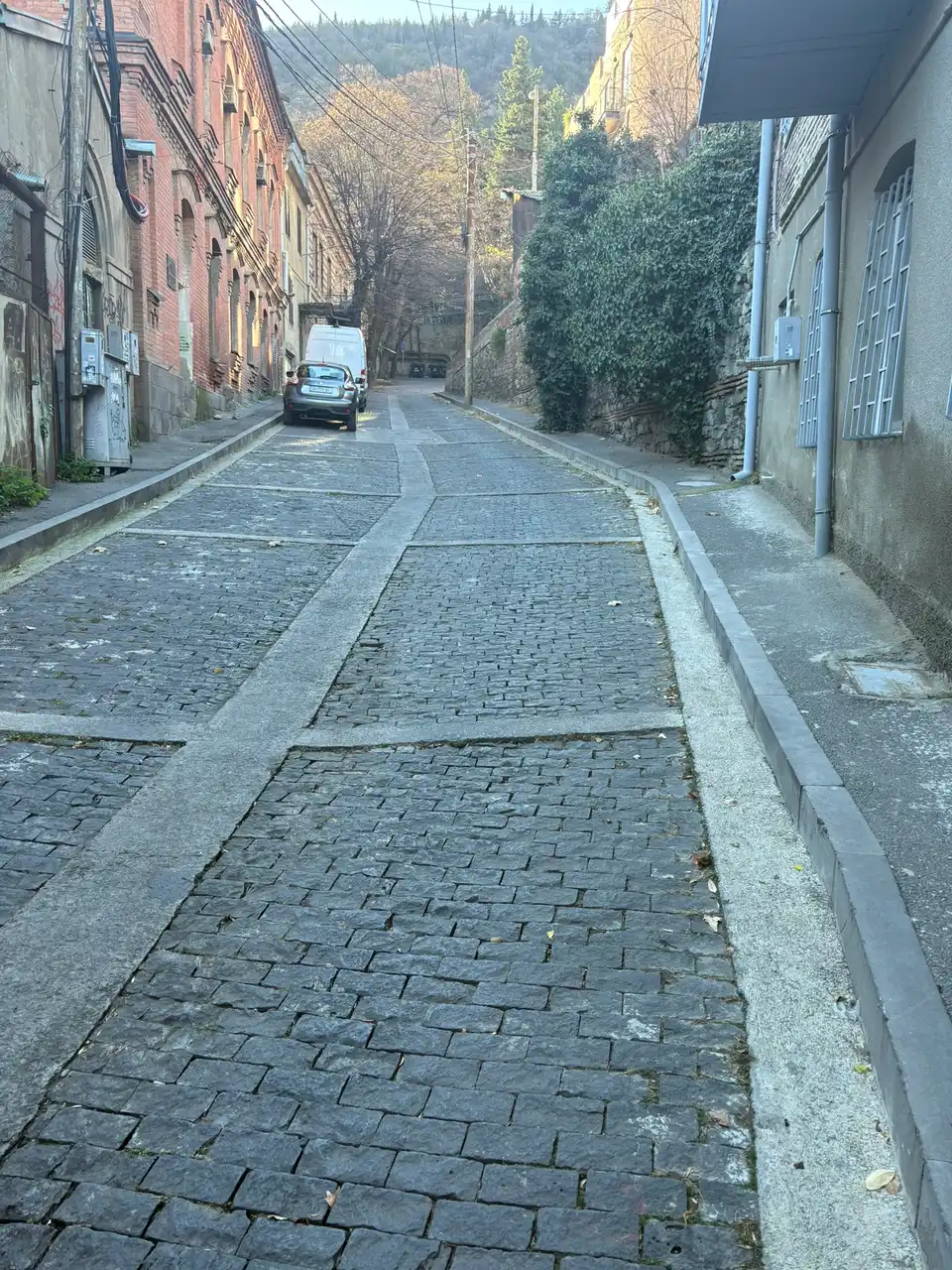 Мощёная улочка Старого города, поднимающаяся в гору