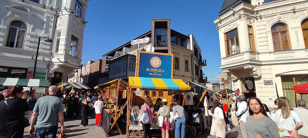 Ремесленный стенд с вывеской «Тбилисоба» и «Tbilisi City Fest» на площади Орбелиани