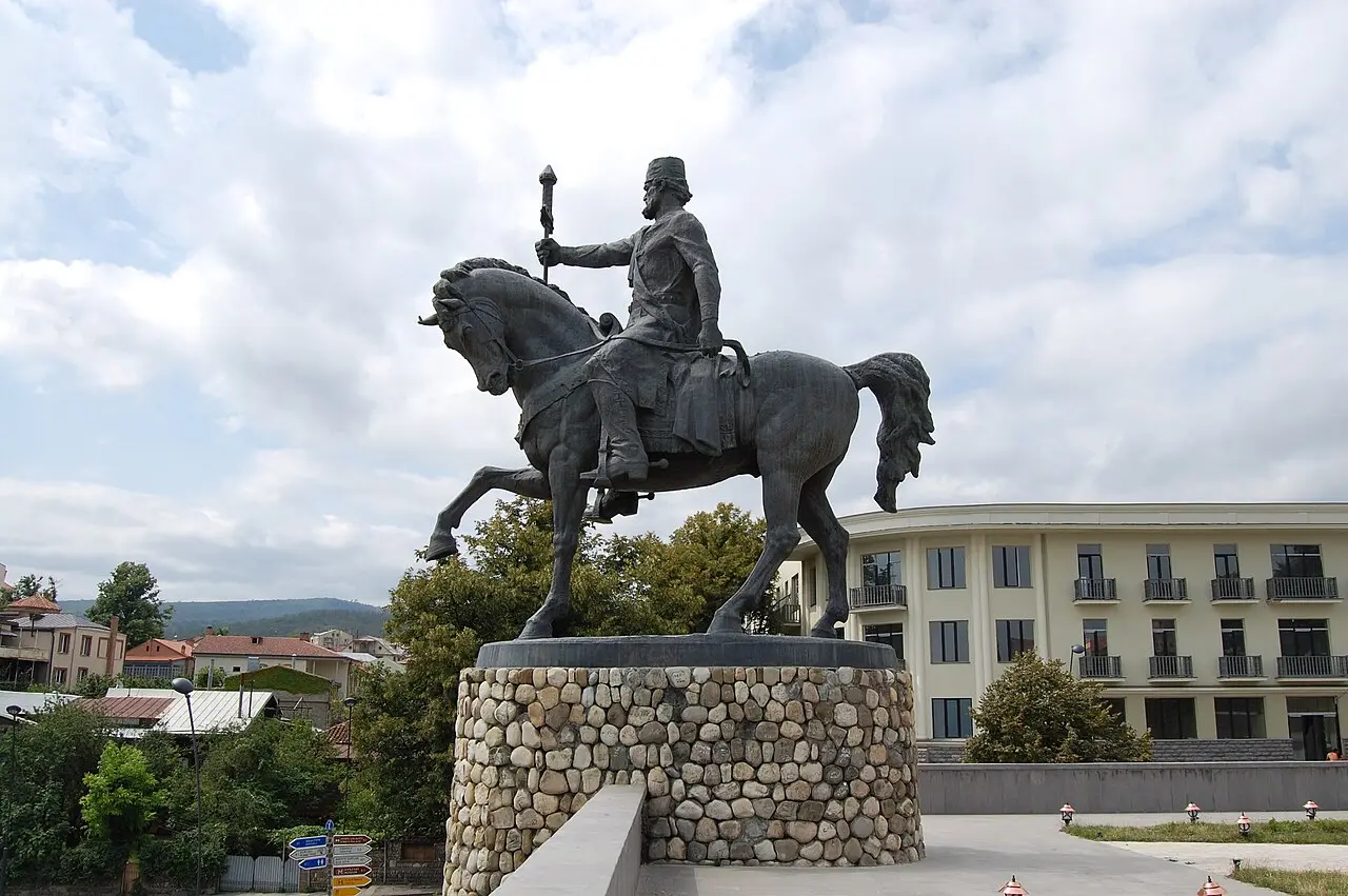 Конный памятник царю Ираклию II в центре Телави