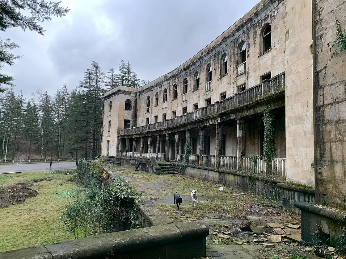 Фасад заброшенного санатория Цхалтубо