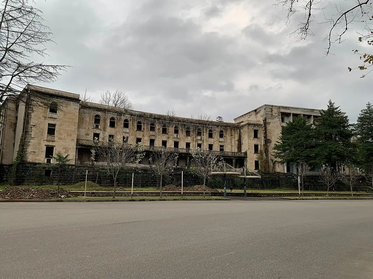 Фасад большого заброшенного санатория в Цхалтубо