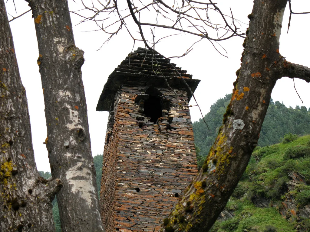 Close-up of a slate watchtower at Dartlo