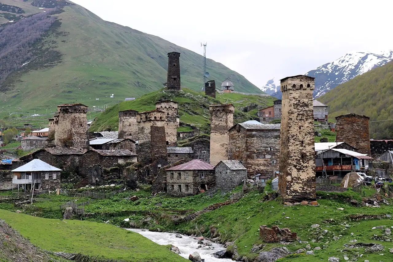 Сванские башни деревни Чажаши у реки в Ушгули