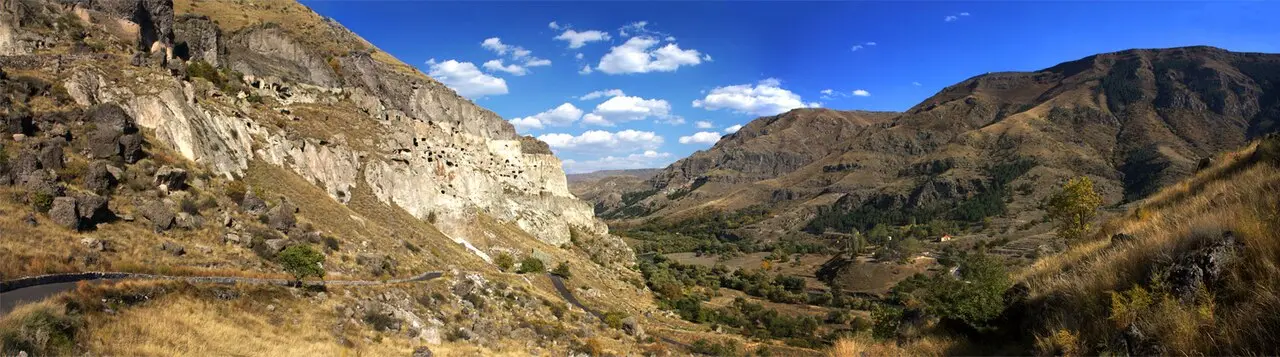 Панорама комплекса Вардзия в скале