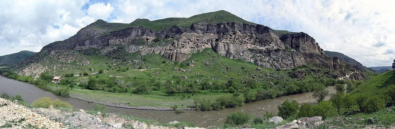 Панорама пещерного города Вардзия над долиной