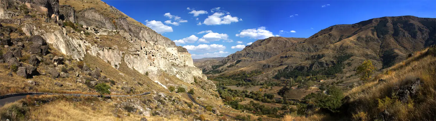 Панорама комплекса вдоль скалы